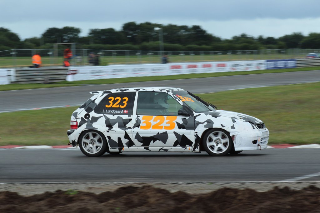 Lars Lundgaard var i sit livs form i den lille Citroen Saxo, og når der kommer lidt fugt på banen, er der ikke noget som en forhjulstrækker til at styre rundt på banen
(Foto: JJ Media)